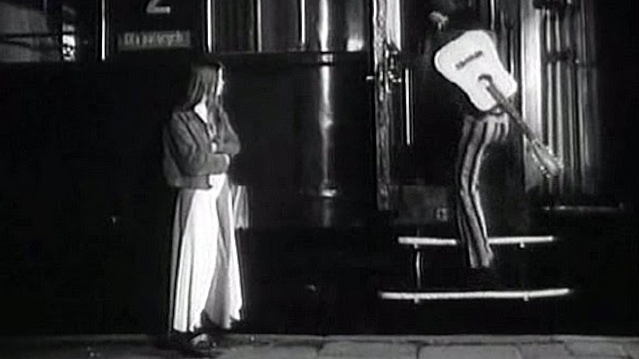 A Girl and “Akwarius”