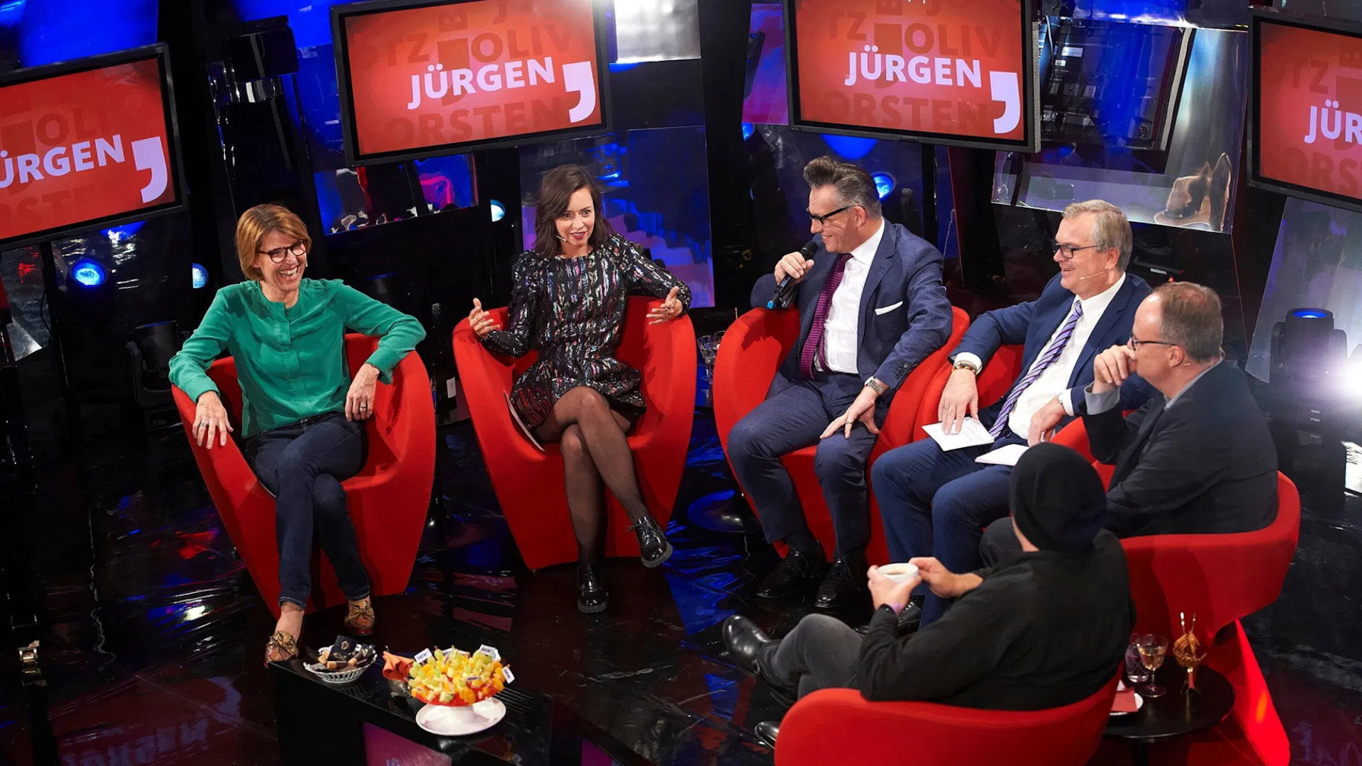 Bettina, Bianca, Götz, Jürgen, Oliver und Torsten sehen fern