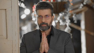 Sanjay invites Kaveri and Vidya