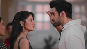 Amruta slaps Virat