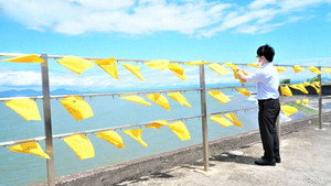 Fluttering Yellow Handkerchiefs at a Seaside Station