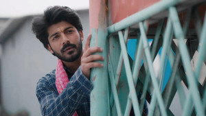Murli arrives with his family to meet Ganga
