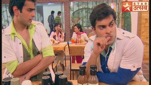 Rahul Admires Riddhima's Outfit