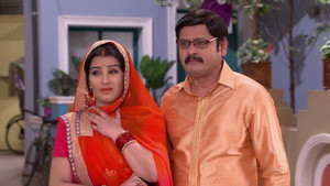 Vibhuti Tries to Steal Anita's Necklace